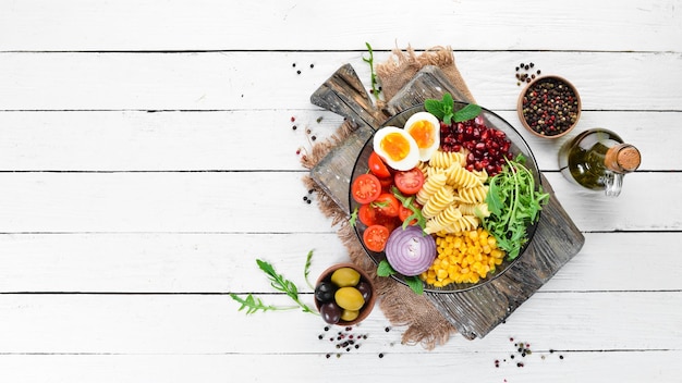 Farebná misa s čerstvým jedlom